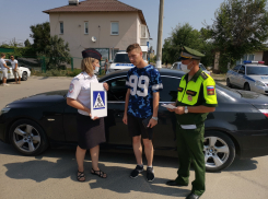 Сотрудники Госавтоинспекции вышли на улицы, чтобы предостеречь водителей от беспорядочного маневрирования и резкого торможения у пешеходных переходов