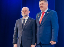 Создатель сети «Блокнот» Олег Пахолков удостоен Знака Почета «За заслуги перед Волгодонском»: награду вручил экс-начальник волгоградского Главка МВД, а ныне мэр Дмитрий Вельможко (ВИДЕО)