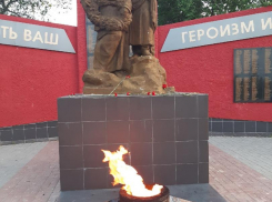 В Камышине включенный навсегда Вечный огонь залили горелым пластиком