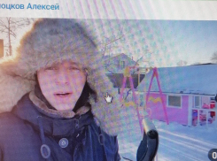 Депутат камышан  в Госдуме Алексей Волоцков в ушанке рассказал, что чистит от снега дорожки в каком-то дворе