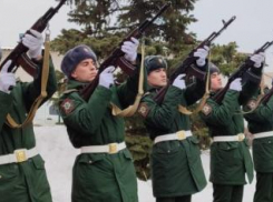 В Камышине под оружейные залпы простились с бойцом СВО Дмитрием Белкиным