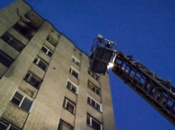 В Камышине ночью загорелось бывшее общежитие на 11-м квартале