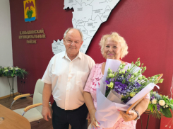 Глава Камышинского муниципального района Алексей Самсонов тепло поздравил на административной планерке особую юбиляршу