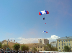 Парашюты в цвет российского триколора раскрыли камышинские десантники в небе над плацем воинской части в честь Дня ВДВ 