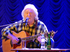 В Камышине зал дважды с чувством спел «Провинциалку» на камерном концерте Вячеслава Малежика