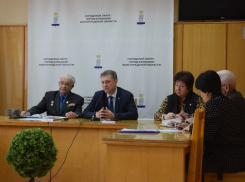 Пресс-служба Станислава Зинченко не нашла никакой конкретики во встрече главы Камышина с ветеранами и предложила просто любоваться снимком