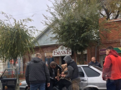 Толпа людей и огромная пробка: полицейские в  центре Камышина проводили задержание 