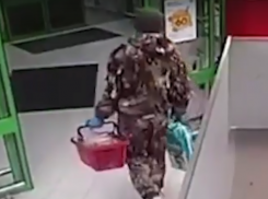 Вор схватил с полок «Пятерочки» памперсы, бананы, капусту и пустился наутек (ВИДЕО)
