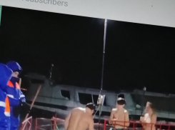 В Камышине парни и девушки смело шагнули в крещенскую купель в 20-градусный мороз (ВИДЕО)