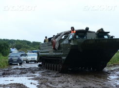 Военные держат наготове плавающие транспортеры для эвакуации жителей Волгоградской области из затопленных районов
