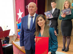 Спикер Камышинской городской думы Владимир Пономарев провел праздничную фотосессию в педколледже, обнимая виновниц торжества