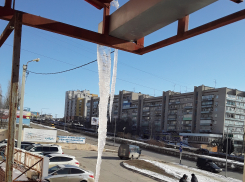 В Камышине прохожие вздрагивают от огромных сосулек, нависших над их головами