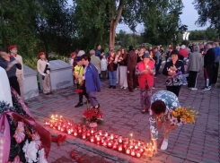 Море свечей зажгли в селе Антиповка Камышинского района перед рассветом 22 июня