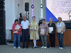 В парке в День города с заместителем спикера Камышинской городской думы Иваном Ивановым прошла фотосессия победителей-озеленителей