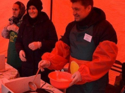 В Волгограде гостям Масленицы пообещали бесплатные блины просто так, а в Камышине - только в качестве призов за участие в конкурсах