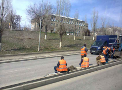 В Камышине дорожные рабочие занялись прибордюрным мусором и песком