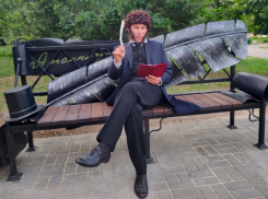 В Камышине украли металлический цилиндр Пушкина с «поэтической», именной скамьи в городском парке Комсомольцев-добровольцев