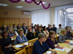 В увешанном гирляндами зале чиновники администрации Камышина придумывали, как бороться с коррупцией