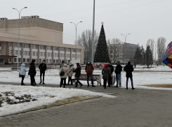 Тихо, спокойно, у наряженной елки прошла несанкционированная акция в городе-спутнике, - «Блокнот Волжского»