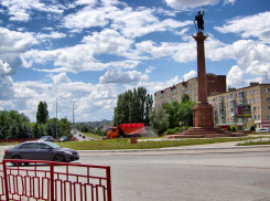 В Камышине поливалками пытаются возродить перекопанный газон у памятника Димитрию Солунскому (ВИДЕО)