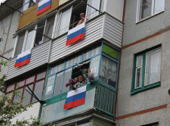 Камышане приобщались к Дню Победы обзором с балконов и окон, на которые они вывесили российские флаги