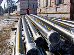 В Камышине стальные трубы зимуют на улице, а теперь к ним подвезли еще и пластиковые: жителей напрягают «баррикады» у заборов