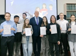 Спикер Камышинской городской думы Владимир Пономарев сфотографировался в гуще студентов