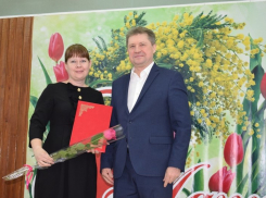 На сцену в Камышине вышел с поздравлениями, розами и улыбками глава Станислав Зинченко 