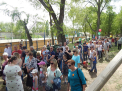 В Камышине в парке Комсомольцев-добровольцев полевая кухня собрала пятидесятиметровую очередь желающих отведать солдатской каши