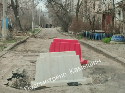 В Камышине на улице Фабричной провалился асфальт у подъезда - ну, и?..