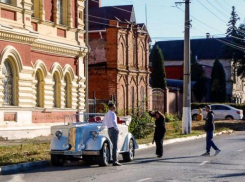 Камышан заинтересовал неизвестный ретро-автомобиль на фоне известного «ретро»-здания в Камышине