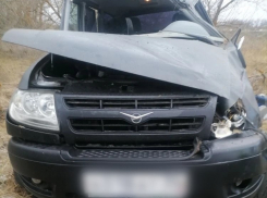 На трассе между Камышином и Ольховкой улетел в кювет «УАЗ», водителя забрала «скорая»