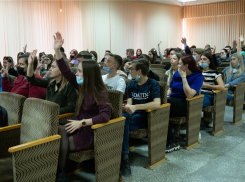Студенты Камышинского технологического института и директор КТИ демократично обсудили учебу, творчество и даже коррупцию
