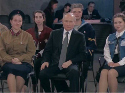 О чем поговорили в Волгограде с Путиным девушка в берете прабабушки-фронтовички и другие молодые люди