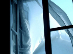 Маленький ребенок разбился, выпав из окна, - «Блокнот Волжского»