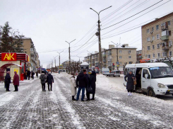 В Камышине в соцсетях зачем-то горожан «подогревают» фейками, будто они мерзнут на остановках из-за «усердия» ГИБДД