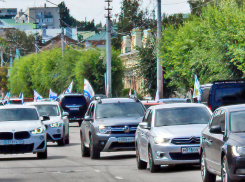 В Камышине колонна машин, украшенная флагами ВМФ, проследовала по центральным улицам города