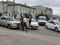 В Камышине на перекрестке улиц Пролетарской и Базарова два водителя «не поделили» дорогу