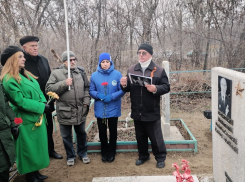 Председатель Камышинской городской думы Владимир Пономарев принял участие в памятном мероприятии на могиле известного камышанина Николая Ведяпина 