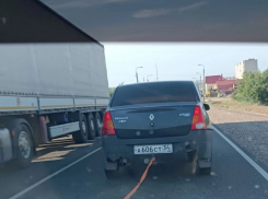 «Дотащили меня с детьми на заглохшей машине до Камышина, не взяли ни копейки и только попросили помянуть погибшего на СВО героя», - камышанка