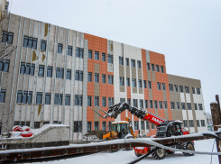 На стройплощадке поликлиники в Камышине, на которой собирались резать ленточку еще 31 декабря 2025-го, - затишье