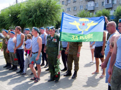 В Камышине ветераны-десантники 2 августа пришли возложить цветы к памятнику Героя России Александра Колгатина