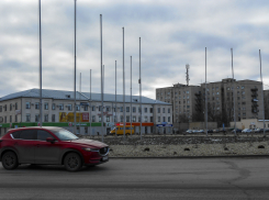 Товарищи из благоустройства, украсьте скорее елкой голую площадь с металлическими «штырями»! - камышанка