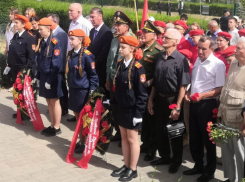 Канал Камышинской городской думы рассказал, как проходило сегодня, 21 июня, возложение цветов, которое должно по смыслу события проходить завтра, 22 июня