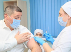 Волгоградский губернатор Андрей Бочаров перед «омикроном» ревакцинировался повторно