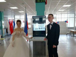 Телеграм-канал администрации Камышина сообщил о прибывших голосовать девушке в свадебном платье и молодом человеке в парадном костюме