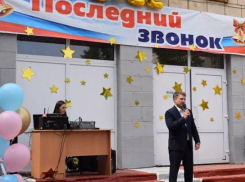 Глава Камышина Станислав Зинченко появился на местном медиапространстве и прибыл приветствовать выпускников