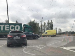 Под Камышином водитель-пенсионер на легковушке не пропустил водителя-пенсионера на КАМАЗе и «впечатался» в большегруз