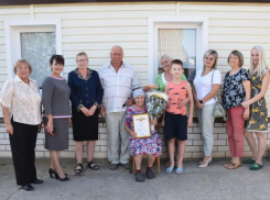 В маленьком хуторе Камышинского района и родные, и чиновники от души поздравляли с 90-летием бабушку-доярку Ольгу Алексеевну Иванову
