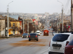 В Камышине начали посыпать дороги, мгновенно обледеневшие из-за урагана и пурги